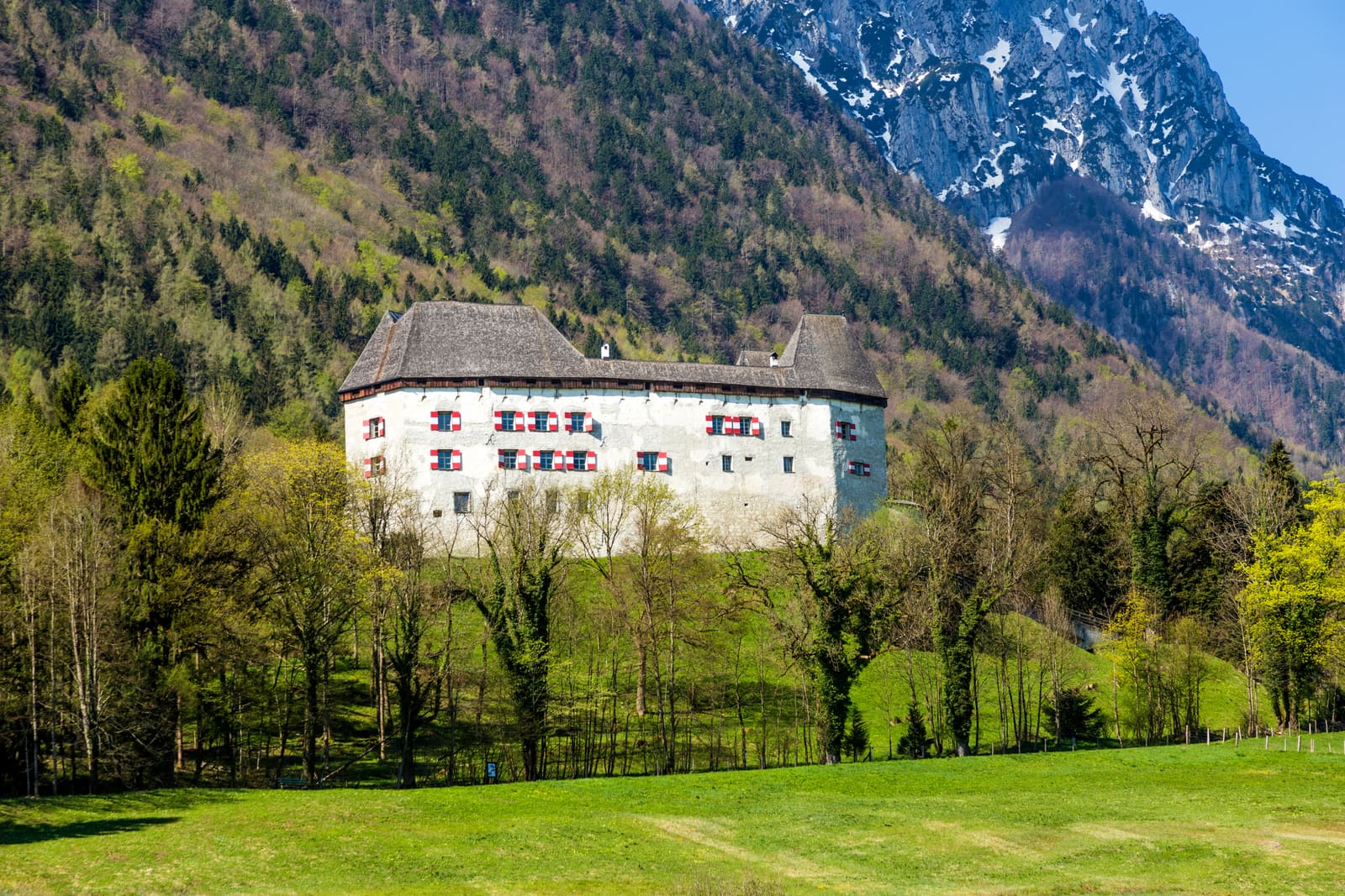 Burg Staufeneck bei Piding vor den schroffen Bergen der Berchtesgadener Alpen