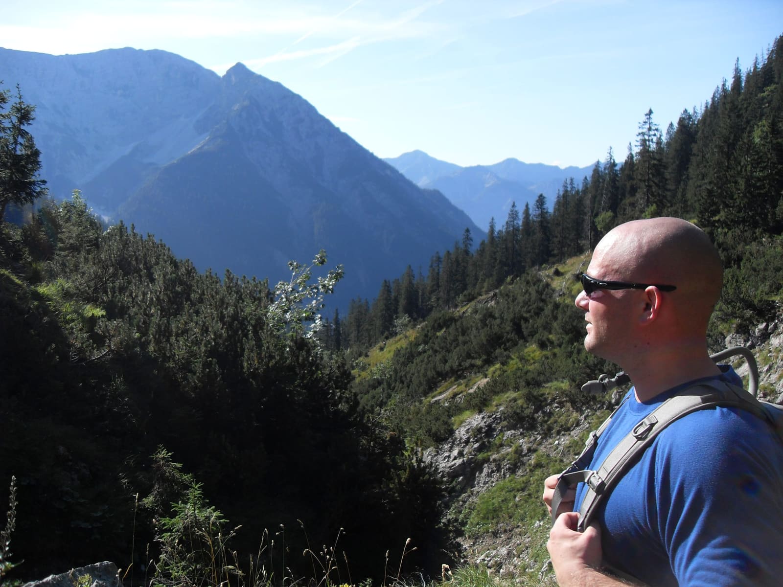 Wanderer auf einem Bergpfad an der Hochplatte in den Ammergauer Alpen