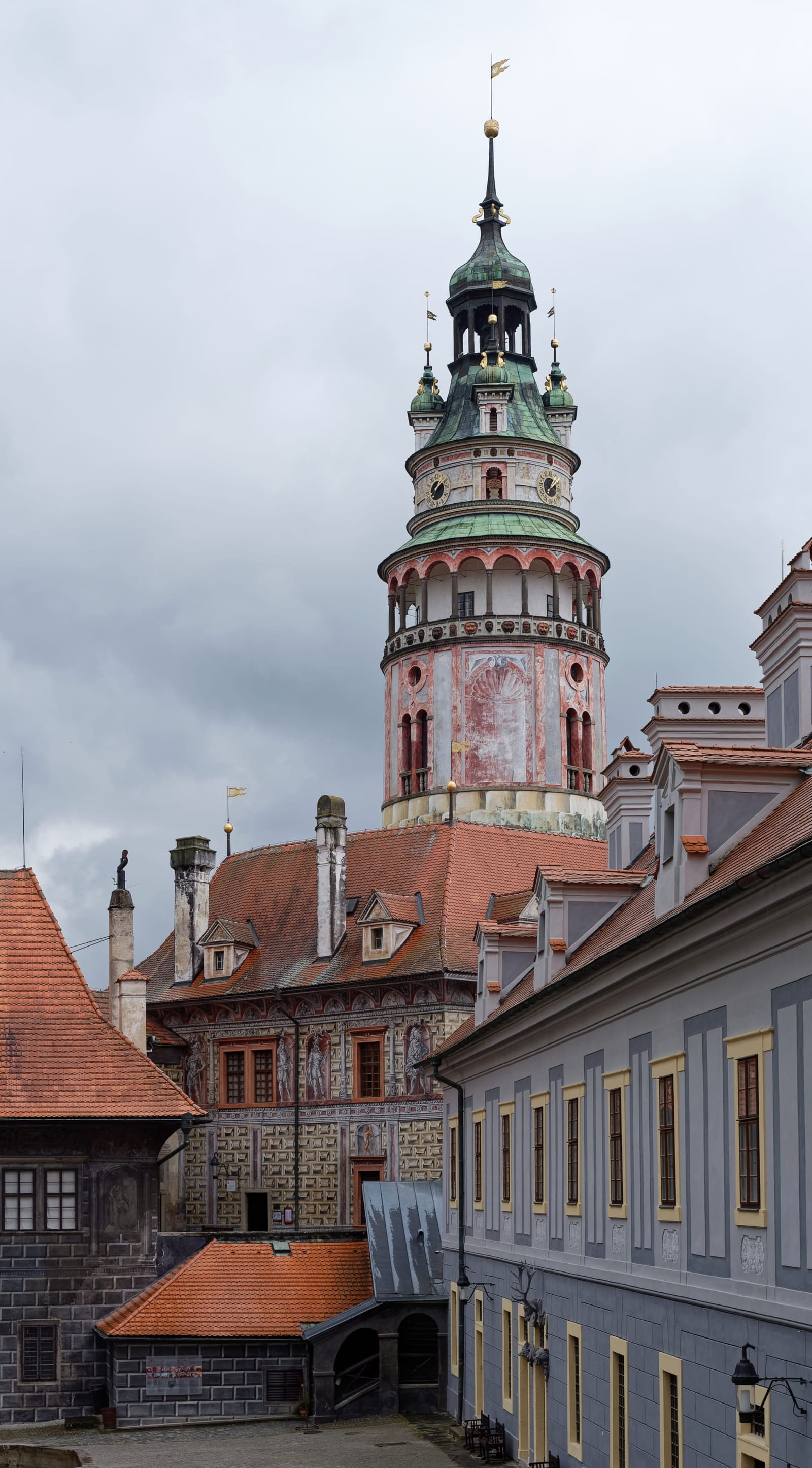 Bemalter Schlossturm von Český Krumlov über den Dächern der Altstadt