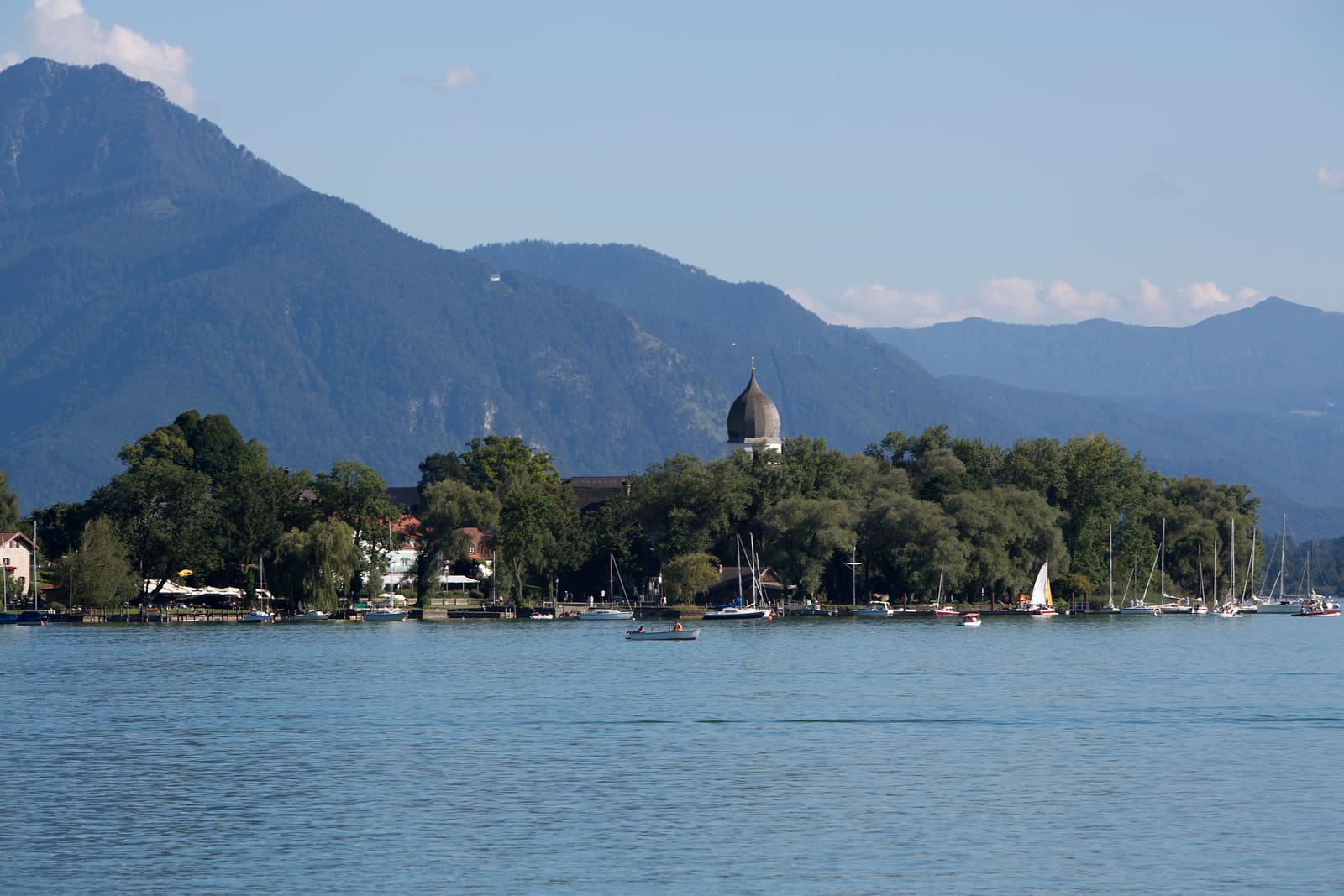 Die Fraueninsel mit dem Turm des Klosters Frauenwörth vor den Chiemgauer Alpen