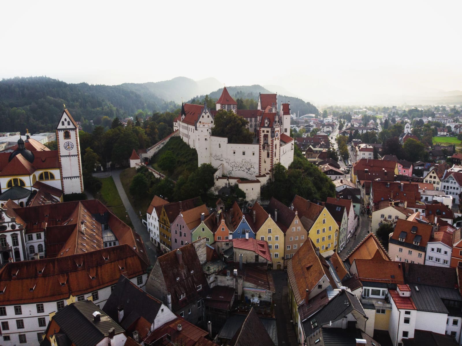 Hohes Schloss und Kloster Sankt Mang über den Dächern der Füssener Altstadt