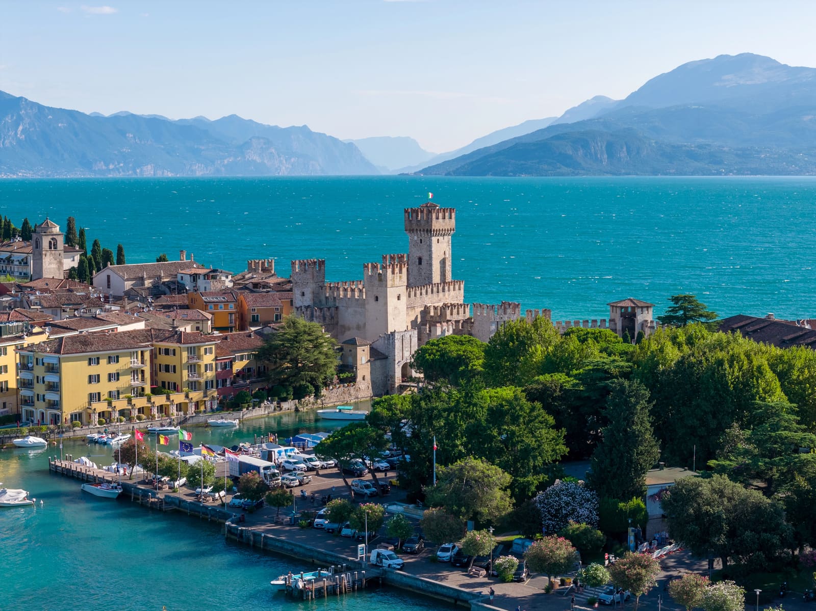 Die Scaligerburg und die Altstadt von Sirmione am Gardasee