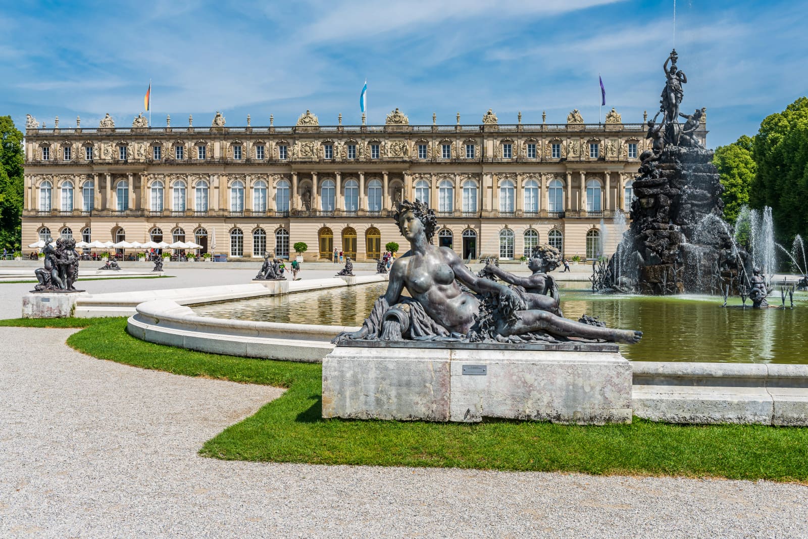 Das Neue Schloss Herrenchiemsee mit Gartenparterre und Fontäne auf der Herreninsel