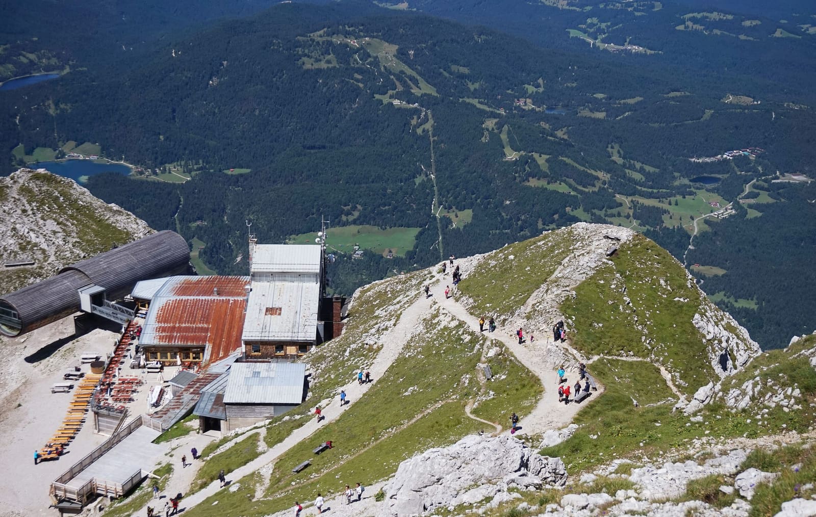 Aussichtsplattform an der Karwendelbahn mit Blick über die felsige Berglandschaft
