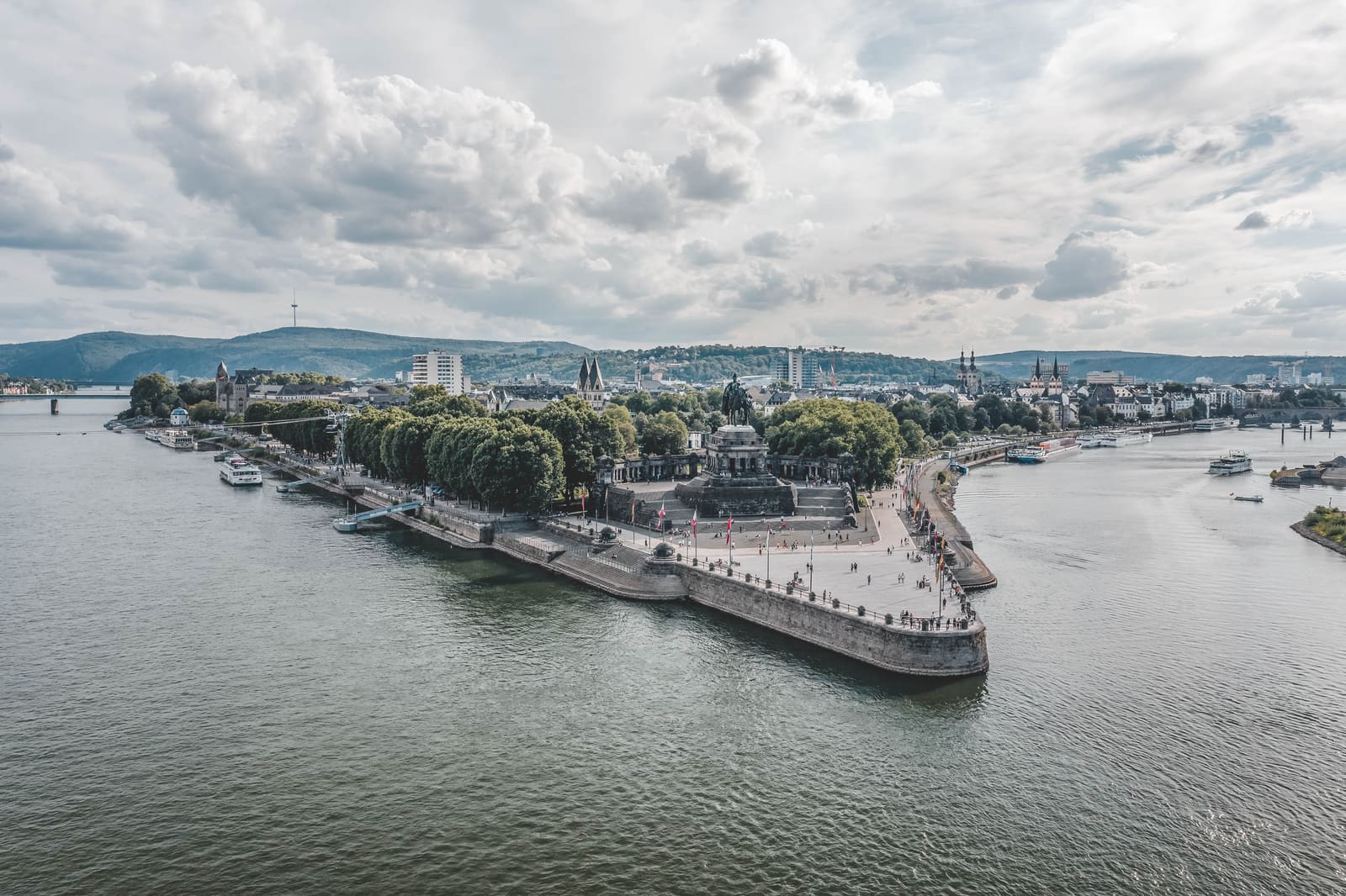 Luftbild des Deutschen Ecks in Koblenz mit Kaiser-Wilhelm-Denkmal an der Mündung der Mosel in den Rhein und Altstadt dahinter