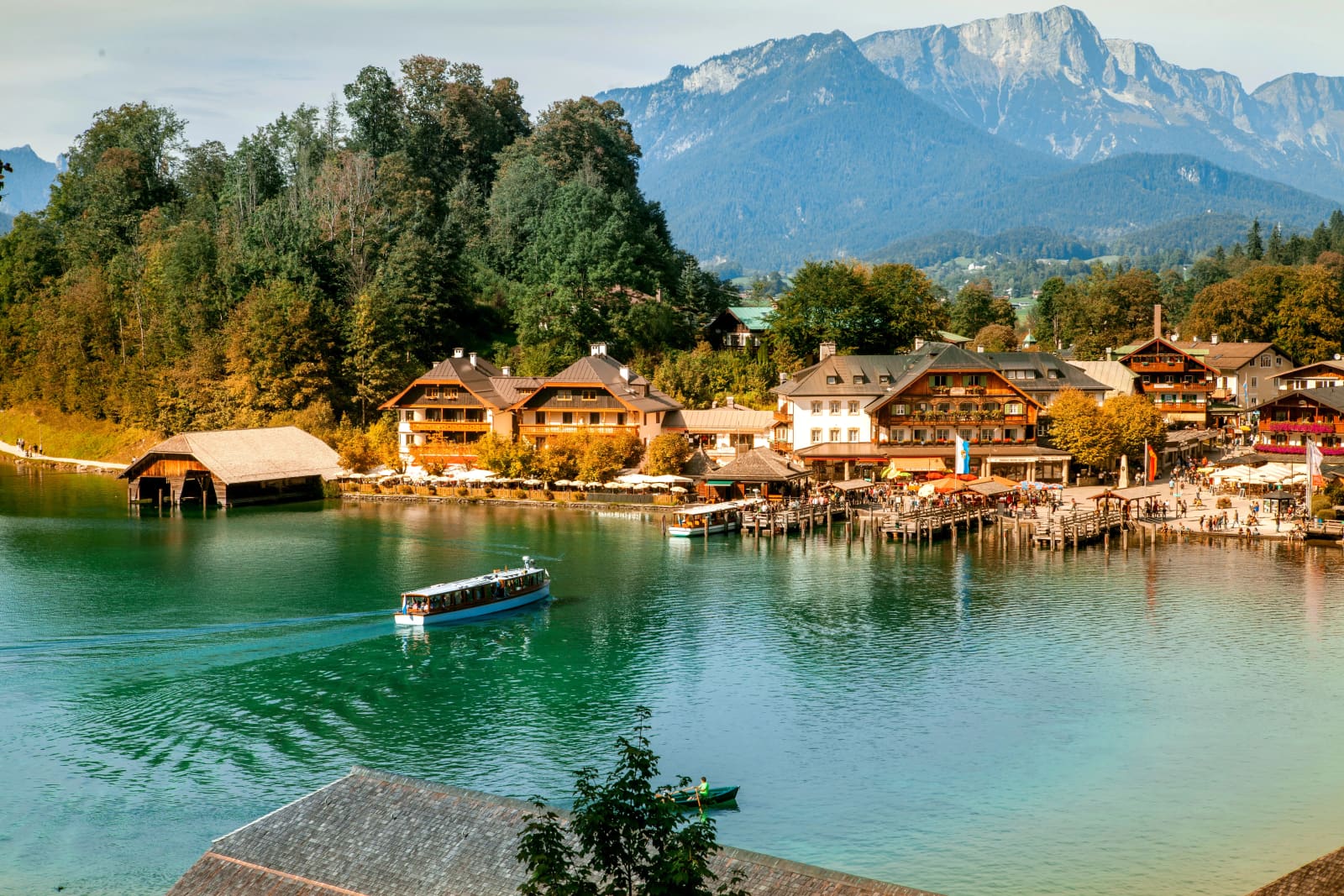 Elektrisches Fahrgastschiff auf dem Königssee vor steilen bewaldeten Berghängen