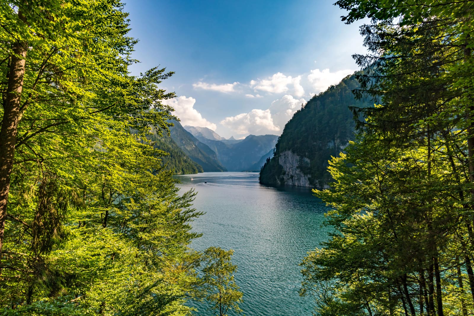 Der Königssee vom Malerwinkel mit smaragdgrünem Wasser und der Watzmann-Ostwand