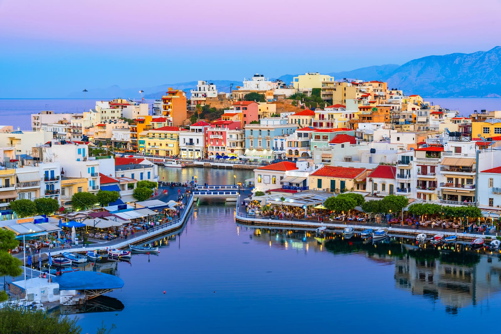 Häuser und Uferlokale am See von Agios Nikolaos auf Kreta