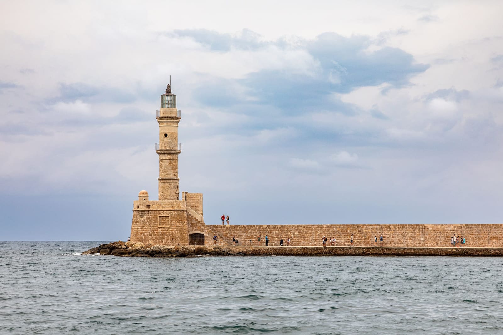 Der venezianische Leuchtturm am Alten Hafen von Chania auf Kreta