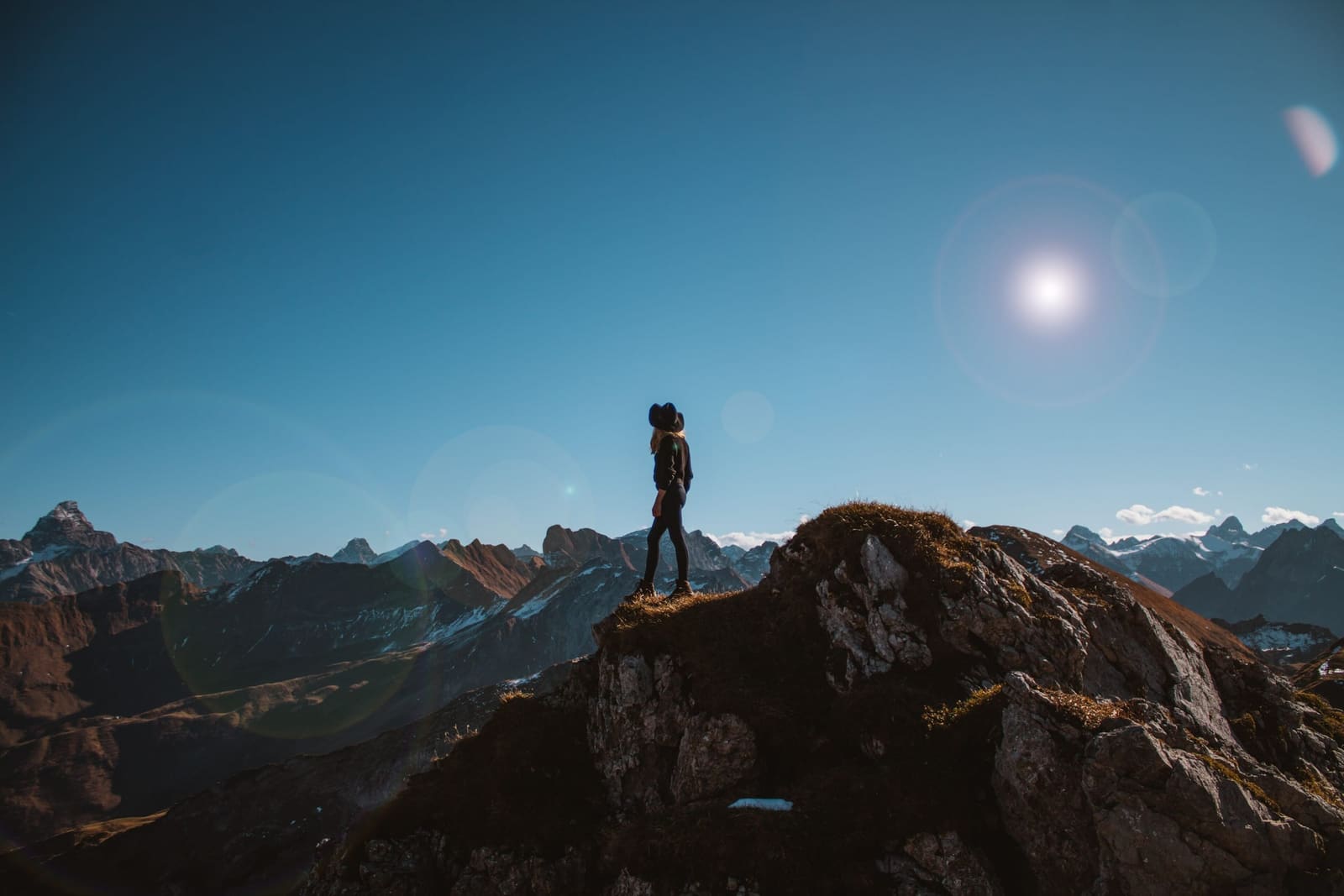 Wanderer auf einem Bergpfad am Nebelhorn mit weitem Blick über die Allgäuer Alpen