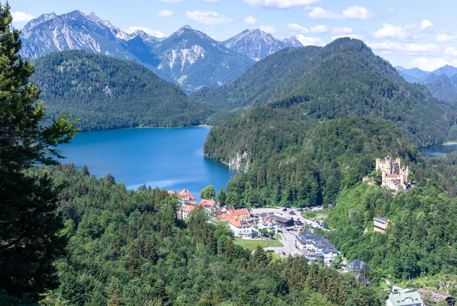 Schloss Hohenschwangau über dem Alpsee bei Schwangau