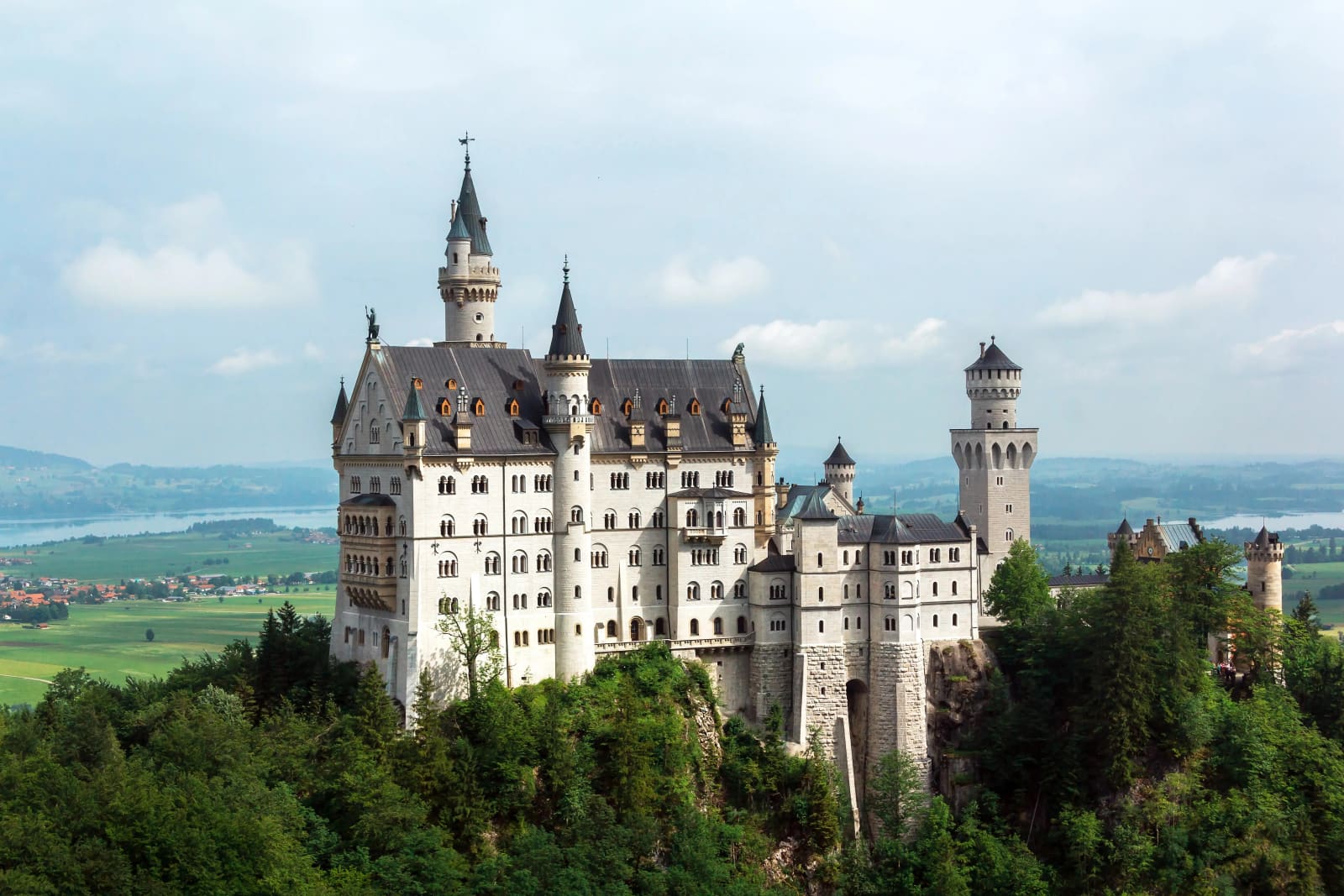 Schloss Neuschwanstein über der Pöllatschlucht vor den Ammergauer Alpen