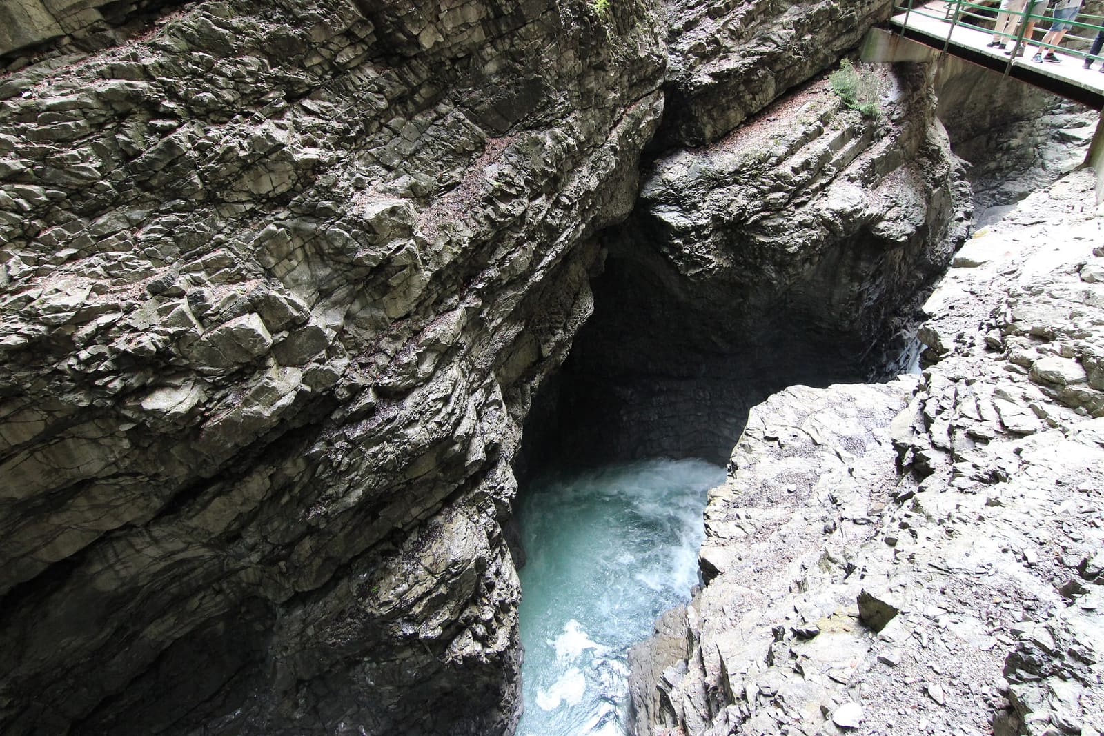 Ein Wanderweg durch die enge Breitachklamm bei Oberstdorf zwischen steilen Felswänden