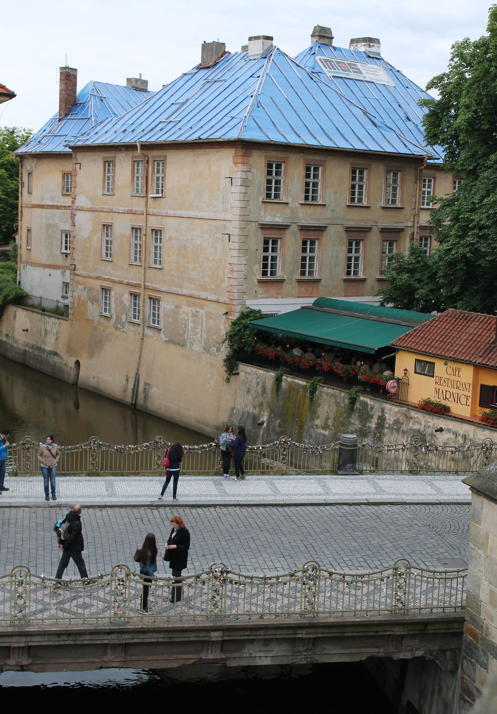 Häuser und ein Fußweg am Wasser auf der Kleinseite, von der Prager Karlsbrücke aus gesehen