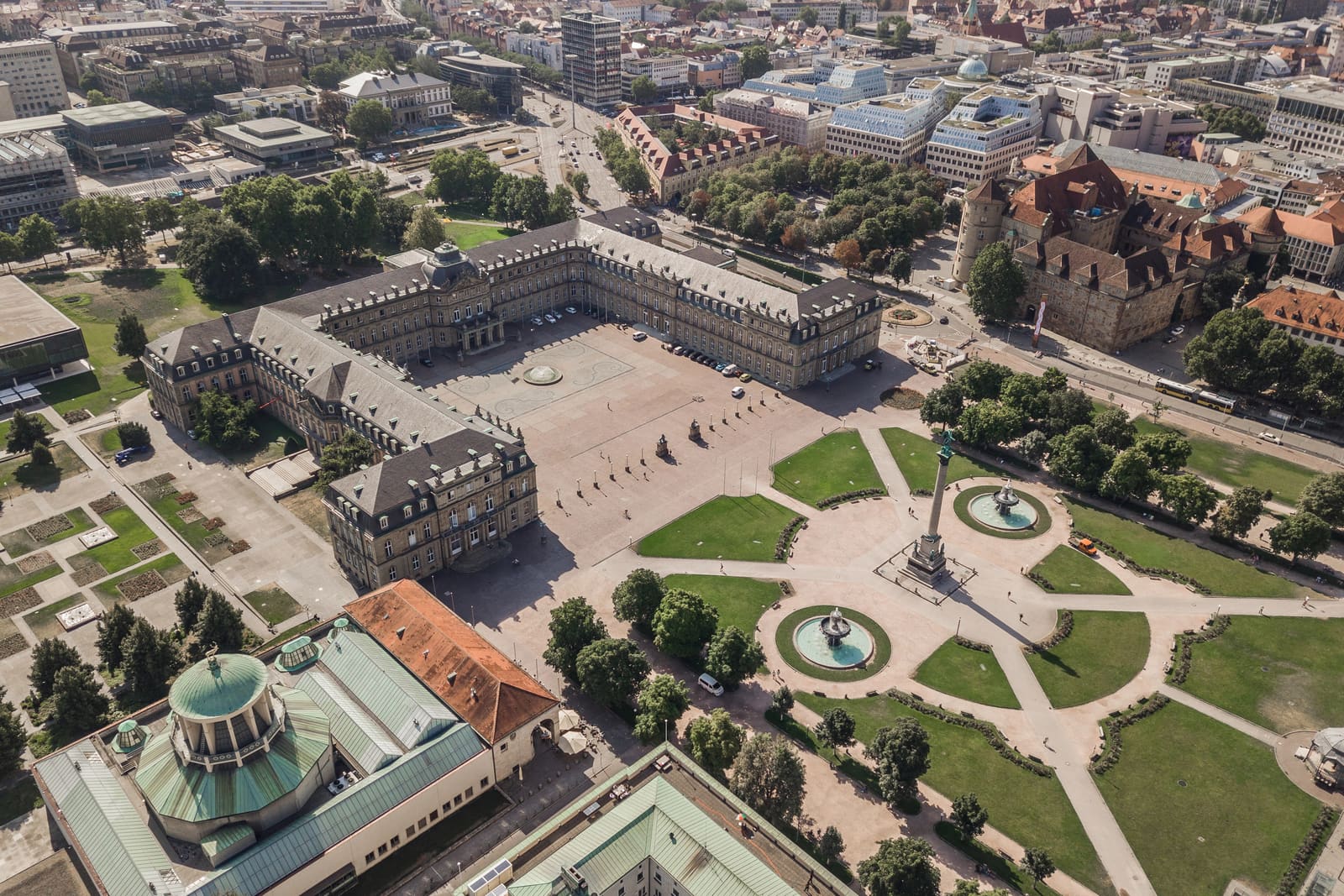 Luftbild des Stuttgarter Schlossplatzes mit Neuem Schloss, Jubiläumssäule, Brunnen, Grünflächen und dem Alten Schloss